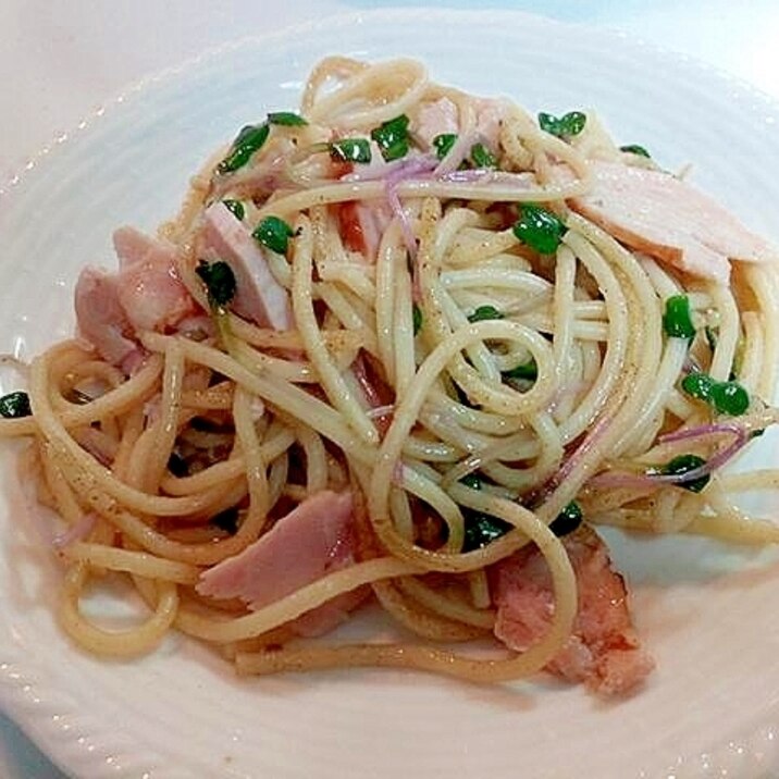 塩コショウで　サラダチキンと紅かいわれ大根のパスタ